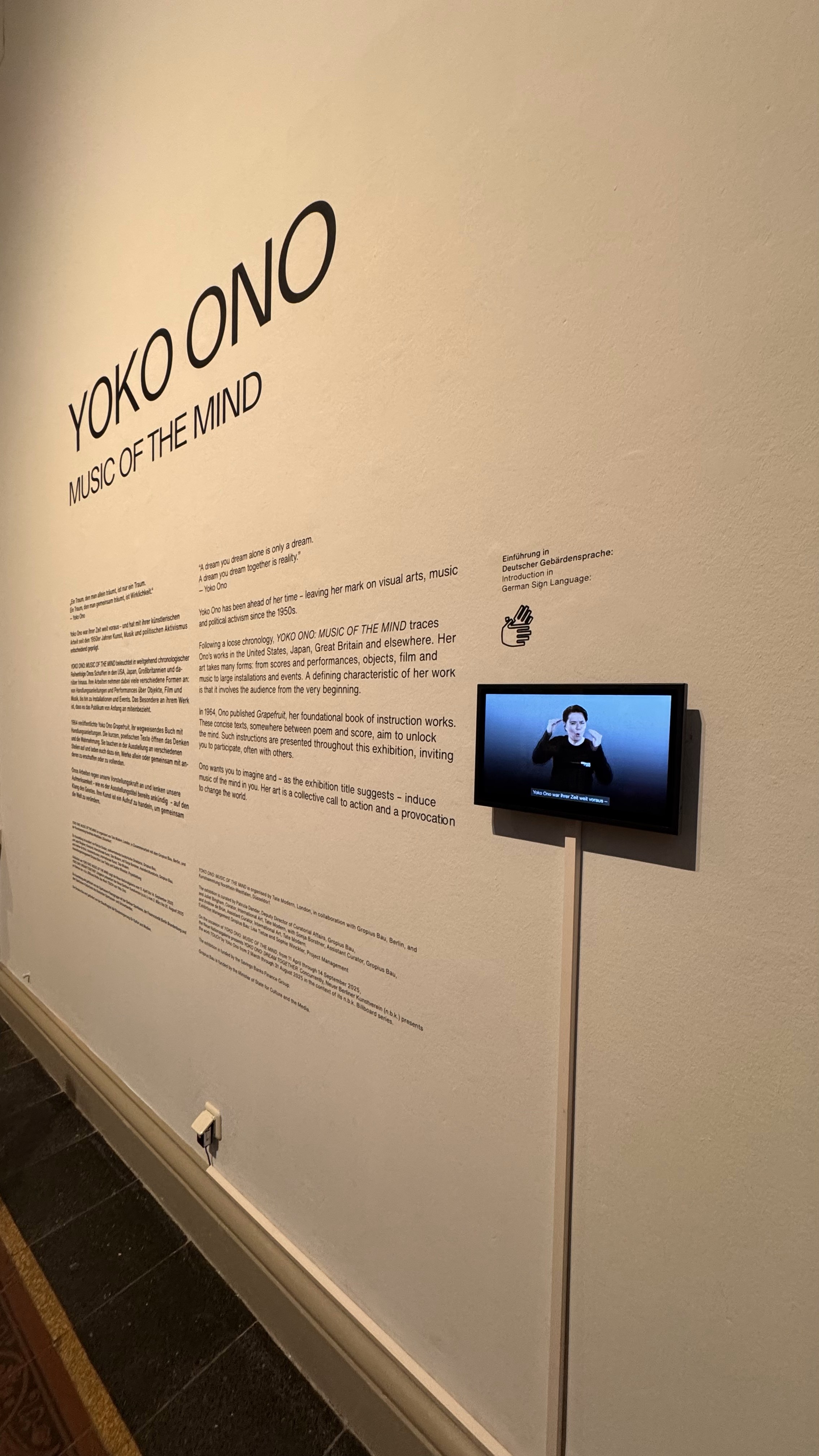 Yoko Ono Gebrdenspache.jpg